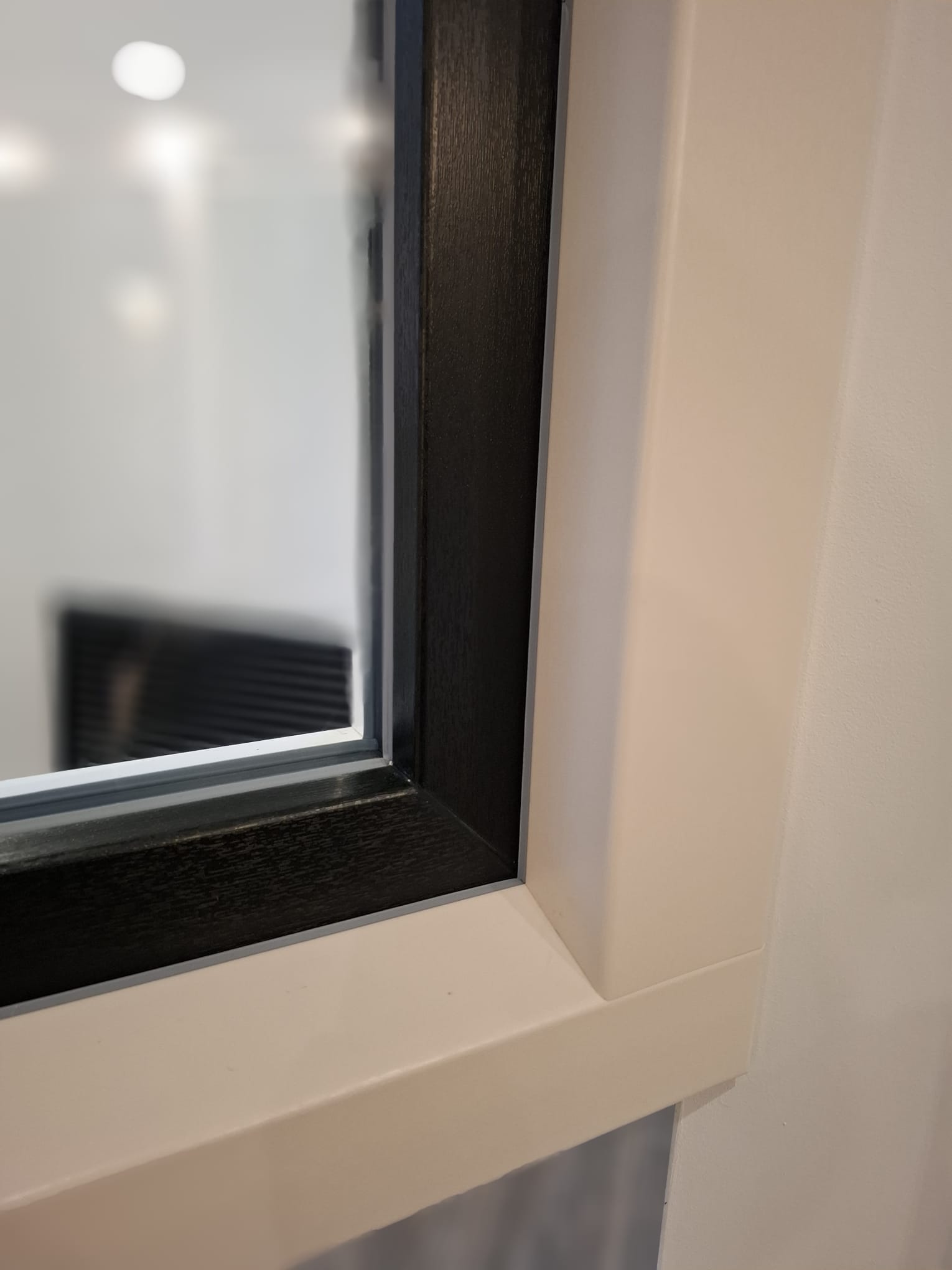 Detail van een donker kunststof kozijn